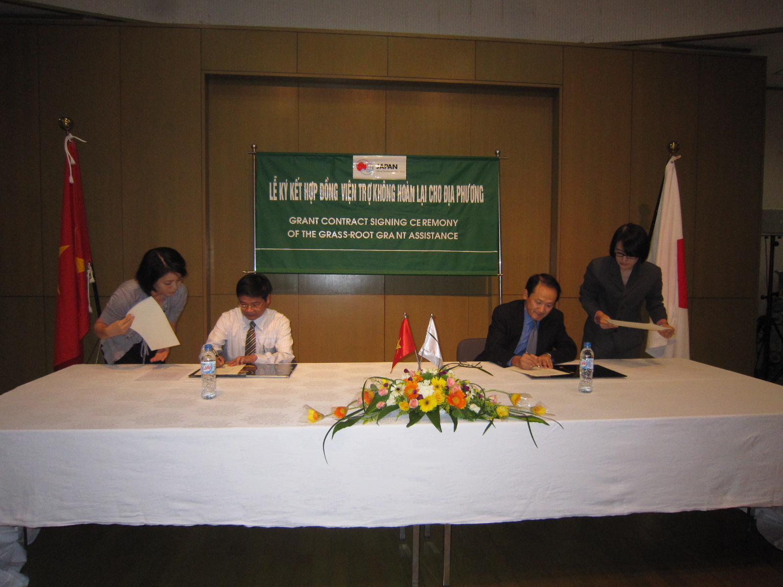 ពិធីចុះហត្ថលេខាលើកិច្ចព្រមព្រៀងជំនួយឥតសំណងរបស់រដ្ឋាភិបាលជប៉ុនសំរាប់ដំបន់របស់វៀតណ